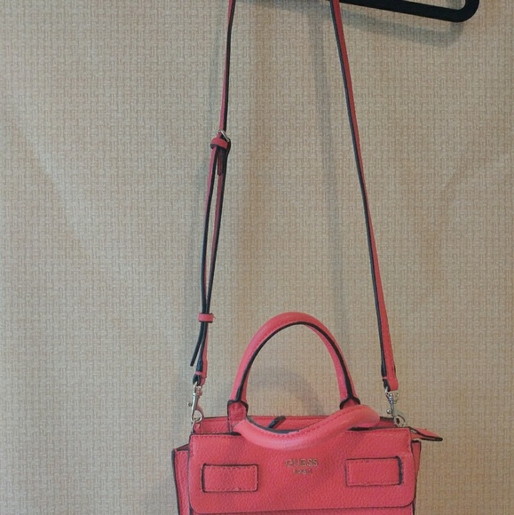 💥EXTREME PRICE DROP💥 Small Guess Bag 👜 - Picture 4 of 4